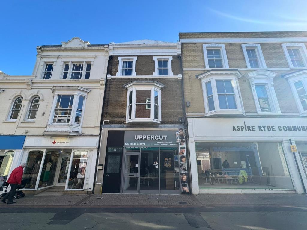 Lot: 100 - FREEHOLD MIXED COMMERCIAL AND RESIDENTIAL INVESTMENT - View of the property from the high street